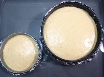 step14: 烤箱先預熱170度c備用。烤模放入大烤盤裡,注入約2cm高度的熱水,放進烤箱以170度c烘烤40分鐘,接著再用160度c繼續烘烤10-15分鐘。搖動模型時,蛋糕表面會像布丁般緩緩搖動的半熟狀態,即代表完成。請依各家烤箱的不同,烘烤時間可做調整。