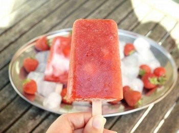 step3: 可做不同的款式： 1）將草莓片放入雪條模內，然後倒入果泥