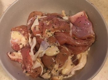 step1: 先將雞肉用適量的鹽跟黑胡椒拌勻，醃半小時
(如果有喜歡的香料也可以加進去喔~像我還加了羅勒葉！)