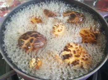 step1: 將花菇洗淨後，燒滾一鍋水，中火，將花菇煮半小時，關火焗半小時。再中火，將花菇煮半小時，關火焗半小時。