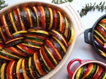 step5: 排列好的蔬菜片,撒上香草<span class="group_2">香料</span>及海鹽,再淋上橄欖油(最後用刷子將蔬菜表面都刷上橄欖油,這樣烘烤時會更受熱,蔬菜色澤會更美)。