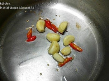 step3: 燒熱油，爆香蒜頭、薑片及指天椒。