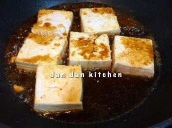 step2: 下調味料煮熱，收中小火煮豆腐4分鐘，中途反下，下生粉水收汁即成。如怕豆腐爛，可先盛起豆腐，收汁後豆腐才回鍋，或直接將汁淋於豆腐上。其實我自己喜歡加少少蜜糖，有收汁效果可以不加生粉水，而且味道不錯。請也來我的facebook專頁按讚： https://www.facebook.com/pages/Jan-Jan-Kitchen/1013038405396937
