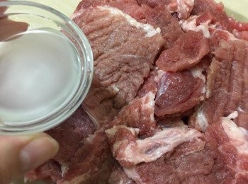 step6: 倒入豬扒拌勻吸收