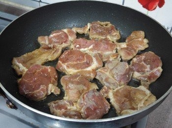 step3: 易潔鑊下2-3湯匙油將豬扒煎熟及兩面微焦便可。