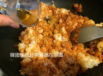 step6: 倒入麻油將飯炒勻，即可。