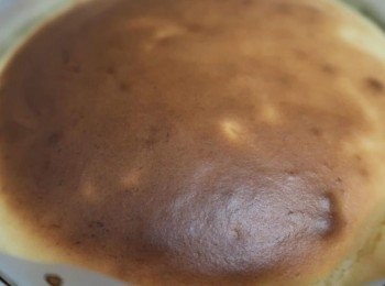 step11: 烤好的蛋糕表面不會沾黏，周邊有點回縮裂痕也沒關係。取出放涼後，表面可塗抹一層果膠，更光亮且更保濕。