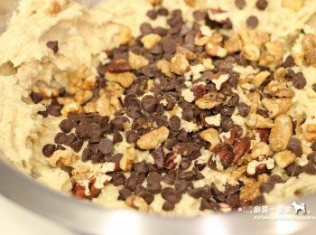 step8: 拌入水滴形苦甜巧克力豆、烤好的堅果。