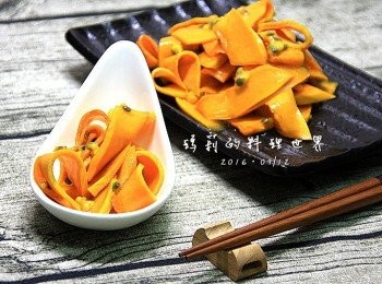 step3: 《涼拌百香果南瓜》出乎預料地好吃
南瓜特有的香氣與甜味
搭上百香果微酸中的迷人香味
冰冰涼涼的吃，意外地下飯又好吃
真是一道做法簡單又美味，不油不膩又健康的料理
孩子非常滿意喔！！

然後，弟弟說：
『媽，妳下次要不要試試看《百香果西瓜》？』
媽媽：『‧‧‧‧‧‧』
