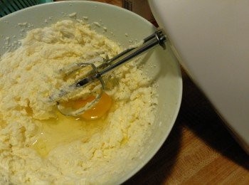 step2: 一粒一粒蛋加入拌匀，一定要拌匀一粒蛋后才加第二粒。