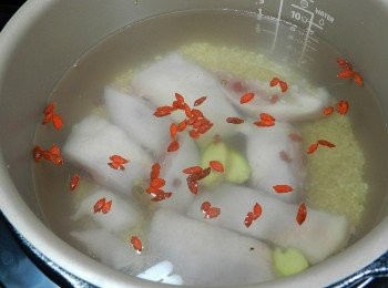 step3: 加入薑片、米酒、枸杞，將水加至1/2的位置