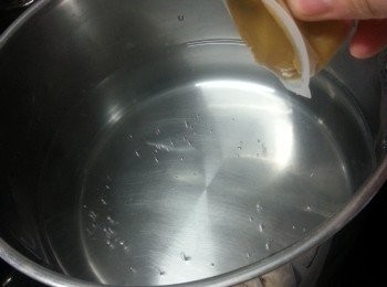 step12: 用5碗水煮滾,加入一粒濃湯寶做湯底