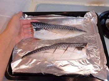 step4: 烤盤上舖鋁箔紙就可以直接把鯖魚放上去