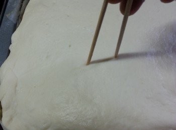 step19: 再用竹籤於四周插上洞