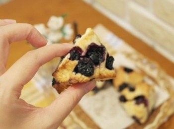 step8: 因為是用帶著水分的麵團烤出來的司康~~口感吃起來是濕潤的:) 酸酸甜甜的藍莓滋味在嘴裡蔓延開來~~真的很美味!!!不用沾果醬就很好吃的藍莓司康唷!!!!