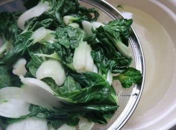 step1: 菜出水拎乾切碎