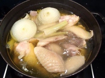 step5: 煮滾後撈除湯表面的浮沫,蓋上鍋蓋小火燉煮約20分鐘。