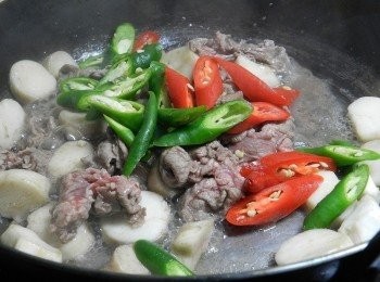 step3: 最後加入切段的紅青辣椒～