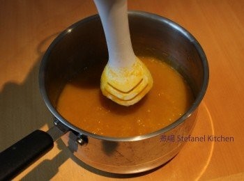 step5: 這時候便可調味:

南瓜汁 –

可入鹽及雞粉調味，即可淋在已炒熟的海鮮，加片芝士在飯上，便成了南瓜海鮮飯

玉桂南瓜濃湯 –

只需加入清水或雞湯或牛奶 (是乎個人喜好)，跟南瓜1:1份量再加入鹽及雞粉, 半茶匙玉桂粉便可 (假如用雞湯只需下鹽即可)

南瓜露 –

加入跟南瓜1:1份量清水及適量冰糖煲10分鐘，即成香滑甜美的南瓜露