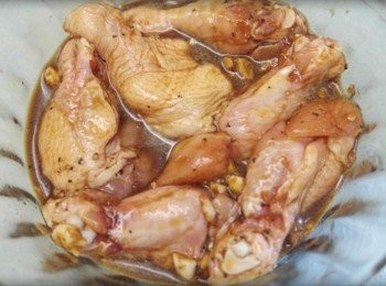 step2: 取一容器將<span class="group_2">醃料</span>混合打成汁，將醬料倒入棒棒腿冷藏醃兩到三小時！ 放進預熱200度烤箱烤約20-30分鐘！ （我使用水波爐照燒雞功能唷！）