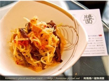 step5: 這道「酸辣黑菇醬拌青木瓜絲」，屬無油輕美食，吃來清爽、微辣又帶酸！