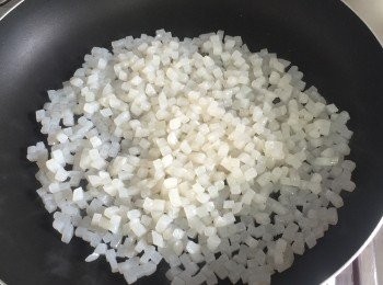 step3: 蒟蒻丁丁洗淨後，放入鍋中乾煎至表面乾燥。