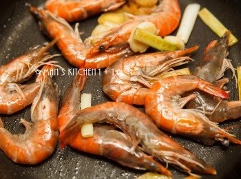 step2: 接著將蝦子去除泥腸、洗淨後，下鍋拌炒。