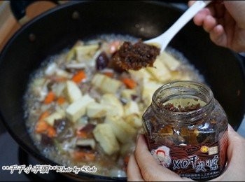 step5: 鍋裡炒香後加入炒好的絞肉，再倒入煎好的豆腐，接著放入一大杯水準備悶煮，放入一匙周媽媽XO干貝醬，喜歡味道濃一點的可以放入兩匙，拌均後稍微煮一會兒讓豆腐入味