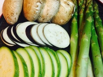 step1: 露筍洗淨切去尾部。大啡菇用廚房紙抹淨去椗。翠肉瓜和茄子洗淨斜切約1公分厚片。確保所有材料保持乾爽。