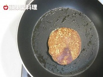 step8: 底部上色時，翻面續煎，煎到兩面上色即可取出。