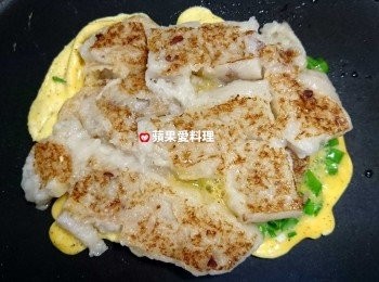 step5: 同一平底鍋，放入葱蛋液（蛋＋葱花＋黑胡椒）後，舖上蘿蔔糕。