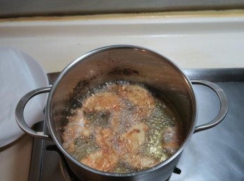 step3: 中高油溫下鍋炸5-8分.至兩面金黃.下鍋先不要翻動.稍等定型再翻面.避免<span class="group_2">粉漿</span>脫落