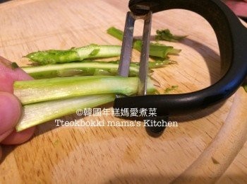 step1: 洗淨蘆筍後刨薄片備用。
大煲裡加入水、少許鹽及油，水滾後跟據包裝指示放入意大利粉煮諗(無須過冷河)