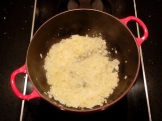 step6: 這時以中小火拌炒,過程中洋蔥會釋放出水份,繼續炒至洋蔥焦糖化。這個步驟非常重要,美味的關鍵就是要有耐心的將洋蔥及蒜末炒出香氣,洋蔥炒至上色,也稱為「梅納反應」。