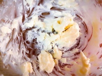 step2: 奶油放室溫後打至發白