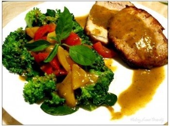 step7: 準備一大圓盤，先取適量的綠花椰擺放成一橢圓形框 之後再擺上適量的雙色甜椒，在白盤的另一邊擺上豬排後，最後再倒入適量的黑楜椒咖哩醬即可完成