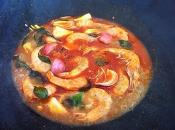 step5: 然後加入鮮蝦，大蔥丁大火煮滾。
最後加入濃縮椰漿，鹽巴調味即可上座。