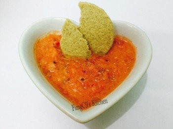 step5: 喜歡滑身可以用濾網隔渣，否則不用，加入數滴㰖油及香草，完成！
此湯冷熱飲皆可