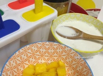 step1: 芒果起肉(成2片)
一片芒果肉切成小芒果粒，備用。
雪條分三部分組合而成。
1) 芒果蓉 2)芒椰 3)椰奶 
芒果蓉: 一片芒果肉加4湯匙水和蜜糖2湯匙打成芒果蓉。
椰奶: 椰漿加入蜜糖2湯匙、淡忌㾾和鮮奶攪拌均勻。
芒椰: 將混合好的芒果蓉和椰奶，抽一半並將其混合。