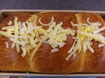 step4: 預計時間約半小時,中途需要轉一轉個盆，當見麵包面顏色差不多，可加 上Mozzarella cheese 在麵包面上,再焗溶啲芝士即可。