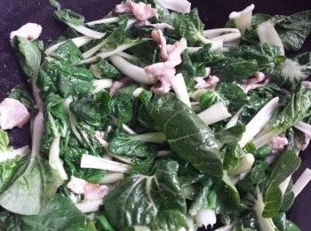 step2: 大火燒熱鑊，加入少許油下薑末將肉片炒至半熟後再加入白菜仔炒軟。