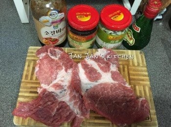 step1: 梅頭肉稍剁鬆，用叉刺些孔方便入味。