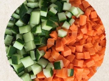 step3: 小黃瓜去心後切丁用鹽巴抓醃，放置5分鐘後沖洗瀝乾備用。紅蘿蔔切丁後放入滾水中燙熟，蒟蒻丁丁川燙一分鐘後瀝乾。