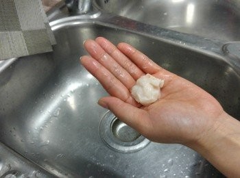 step1: 豆腐脫盒倒扣在小碗內,  
手沾水將一匙蝦膠搓成小丸，壓扁放在豆腐上面