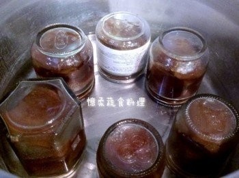 step5: 蔭瓜煮好後，把玻璃瓶煮沸消毒後晾乾，趁熱裝入蔭瓜和湯汁蓋上瓶蓋，倒放在沸水中煮ㄧ分鐘，這樣可以保持真空，等放涼移入冰箱保存。