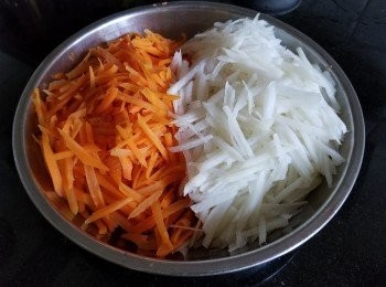 step1: 甘荀，鮮淮山切絲，用少少鹽汋熟備用