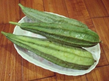 step2: 鍋中放入800cc的水，並開大火滾煮，等待水滾沸後，依序放入絲瓜【澎湖名產】、澎湖小管【澎湖野生水產】、西衛麵線【澎湖名產】，並加入少許塩調味，