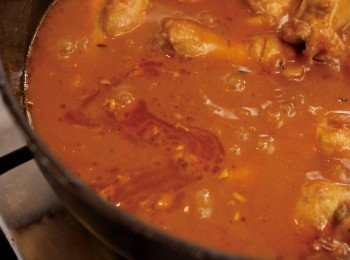 step14: 以小火燉煮45分鐘 蓋上鍋蓋以小火煮45分鐘。（鍋子表面有浮油就可以了）。放入香菜的莖與葉混合。