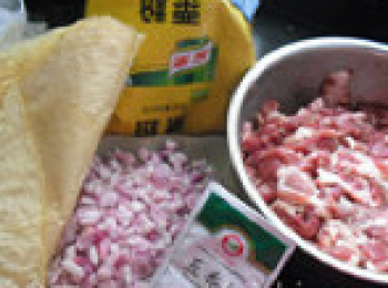 step4: 腐皮用剪刀單挑剪成兩片