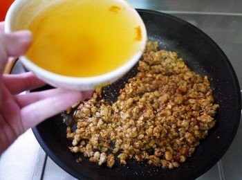 step5: 拌炒均後用剛剛醬汁的碗，倒入一碗半熱水，放入豆腐一起熬煮5分鐘